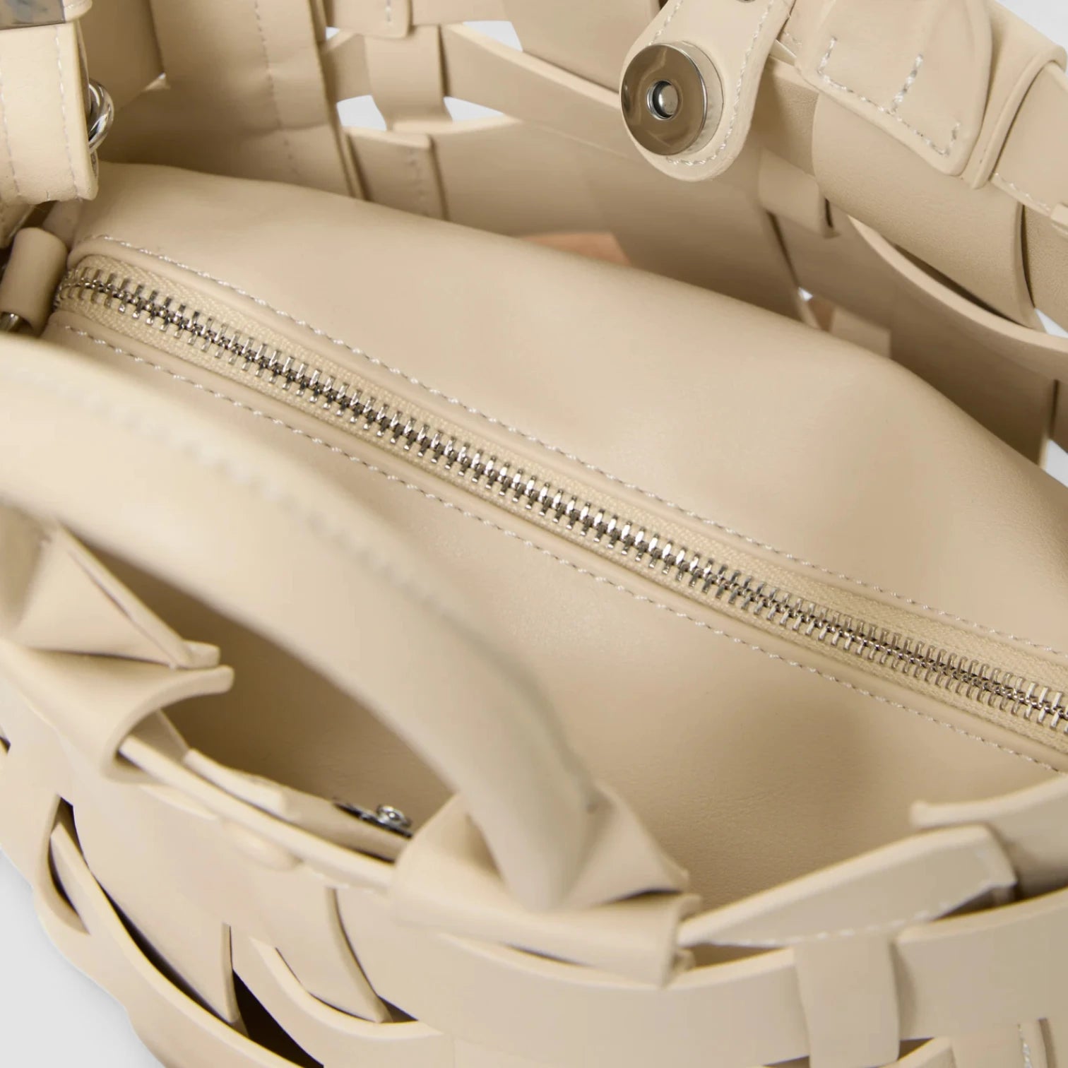 Yiva Weave Handbag in Vegan Leather